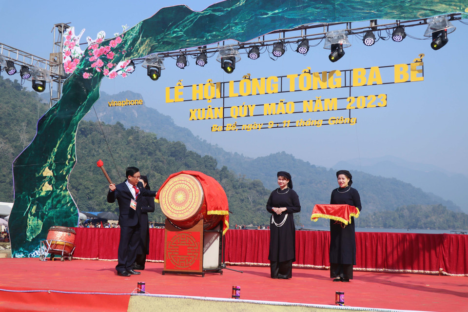Ngày 31/1, tại thôn Bó Lù, xã Nam Mẫu, Ủy ban Nhân dân huyện Ba Bể, Bắc Kạn đã tổ chức khai mạc Lễ hội lồng tồng Ba Bể Xuân Quý Mão 2023. Đây là một trong những lễ hội lồng tồng truyền thống dịp Xuân về có quy mô lớn bậc nhất ở khu vực miền núi phía bắc. Trong ảnh: Lãnh đạo huyện Ba Bể đánh trống khai hội. (Ảnh: Vũ Hoàng Giang/TTXVN)