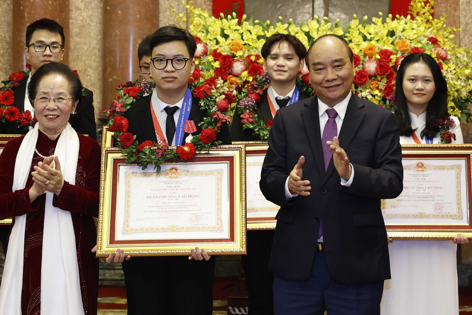Chủ tịch nước Nguyễn Xuân Phúc và bà Nguyễn Thị Doan, Chủ tịch Hội khuyến học Việt Nam trao tặng Huân chương Lao động hạng Hai, Ba cho học sinh đoạt giải Olympic và Khoa học kỹ thuật quốc tế năm 2021. (Ảnh: Thống Nhất/TTXVN)