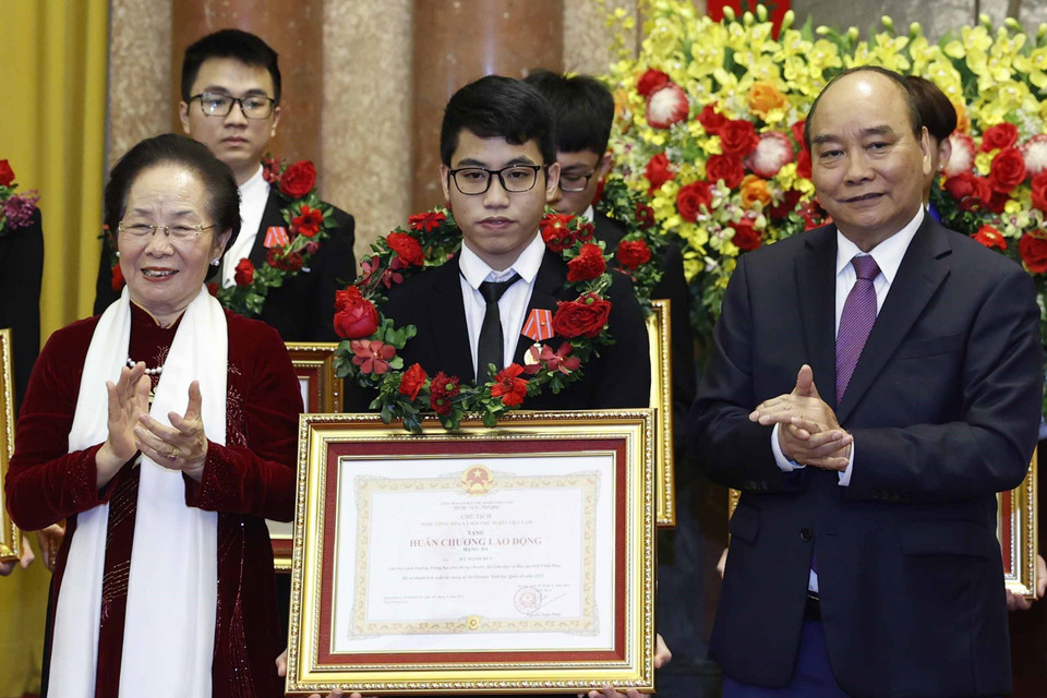 Chủ tịch nước Nguyễn Xuân Phúc và bà Nguyễn Thị Doan, Chủ tịch Hội khuyến học Việt Nam trao tặng Huân chương Lao động hạng Hai, Ba cho học sinh đoạt giải Olympic và Khoa học kỹ thuật quốc tế năm 2021. (Ảnh: Thống Nhất/TTXVN)