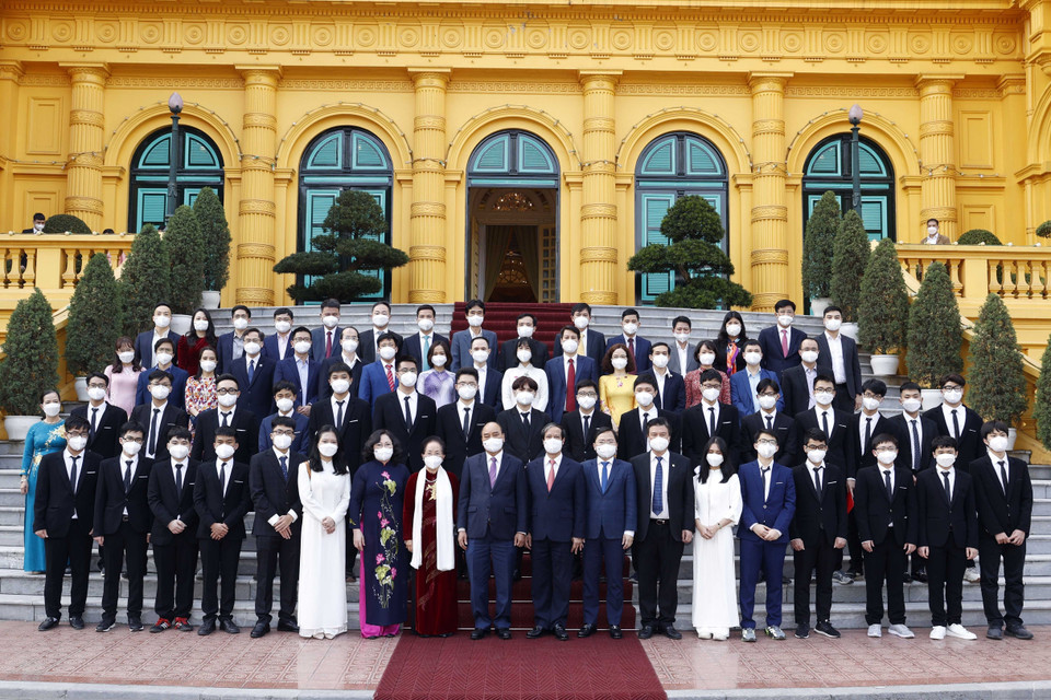 Chủ tịch nước Nguyễn Xuân Phúc với học sinh đoạt giải Olympic và Khoa học kỹ thuật quốc tế năm 2021. (Ảnh: Thống Nhất/TTXVN)