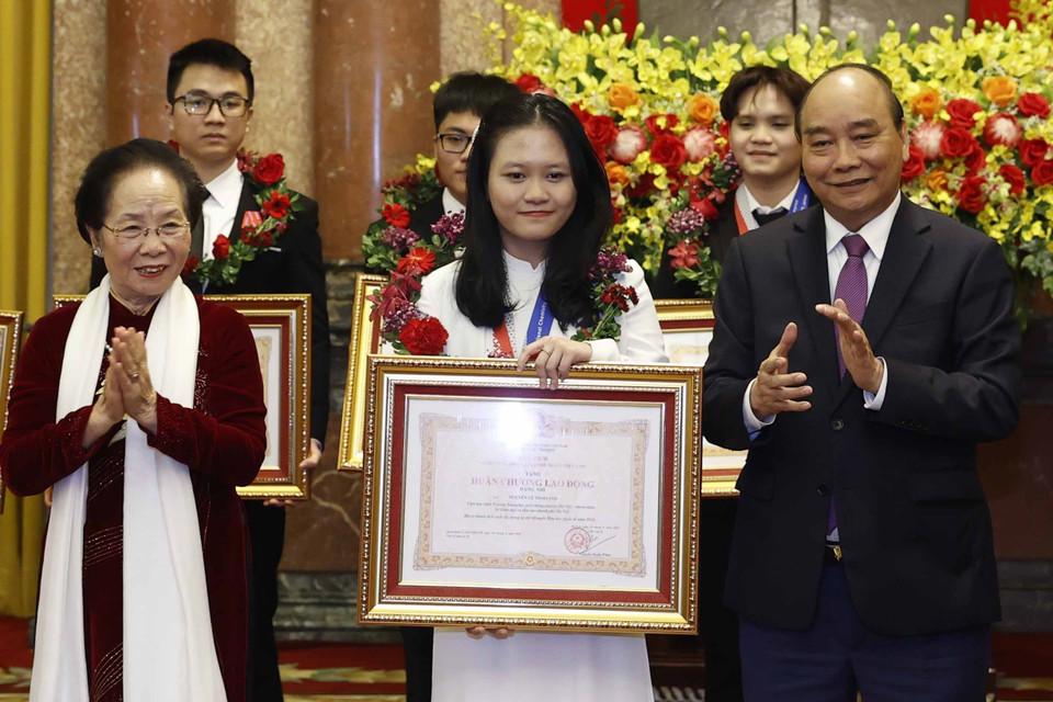Chủ tịch nước Nguyễn Xuân Phúc và bà Nguyễn Thị Doan, Chủ tịch Hội khuyến học Việt Nam trao tặng Huân chương Lao động hạng Hai, Ba cho học sinh đoạt giải Olympic và Khoa học kỹ thuật quốc tế năm 2021. (Ảnh: Thống Nhất/TTXVN)