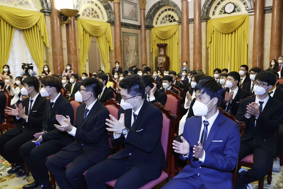 Các học sinh đoạt giải Olympic và Khoa học kỹ thuật quốc tế năm 2021 tại buổi gặp mặt. (Ảnh: Thống Nhất/TTXVN)