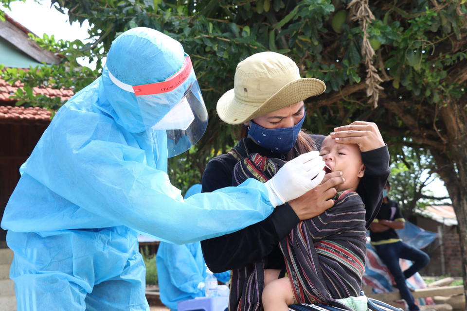 Lực lượng y tế lẫy mẫu xét nghiệm cho em bé người đồng bào dân tộc thiểu số buôn Ly, xã Ea Trol (Sông Hinh, Phú Yên). (Ảnh: Phạm Cường/TTXVN)