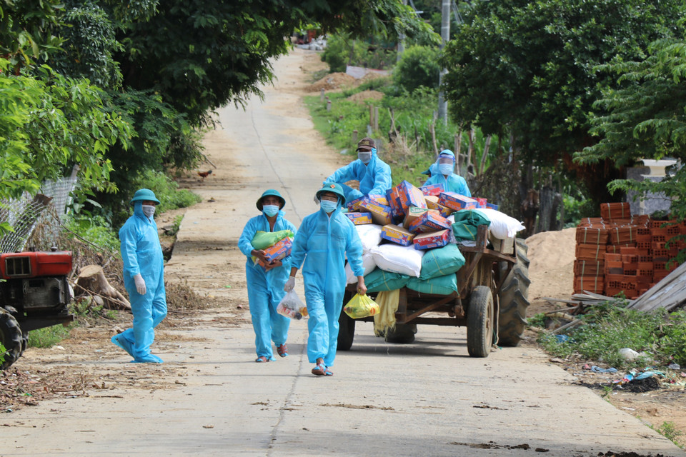 Lực lượng chức năng của xã vận chuyển gạo, mỳ tôm, nước mắm hỗ trợ người dân buôn Ly, xã Ea Trol, huyện Sông Hinh. (Ảnh: Phạm Cường/TTXVN)