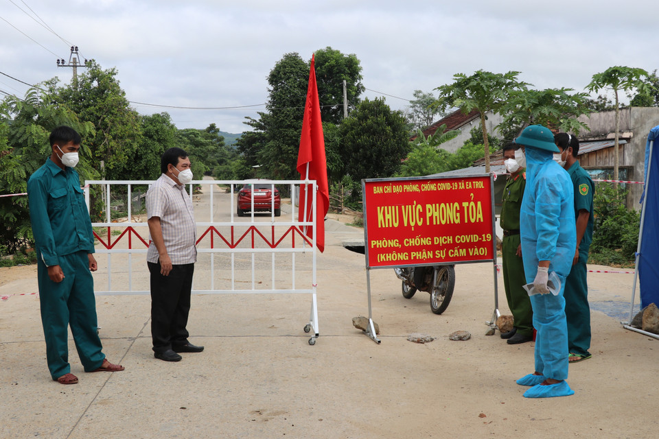 Lãnh đạo Ủy ban Nhân dân huyện Sông Hinh kiểm tra, động viên lực lượng trực chốt phong tỏa tại buôn Bầu, xã Ea Trol. (Ảnh: Phạm Cường/TTXVN)