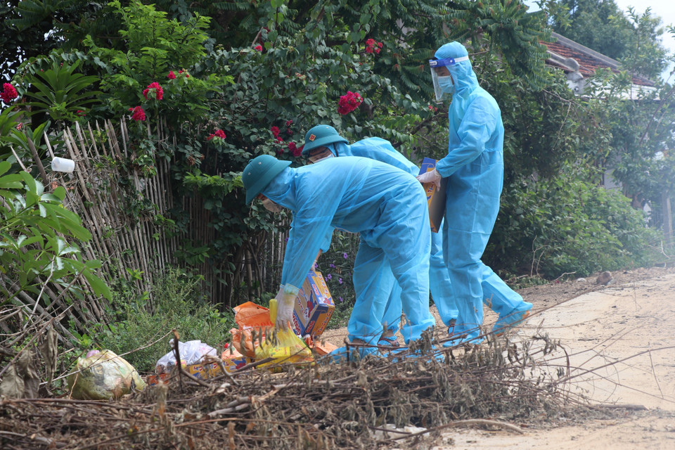 Lực lượng chức năng của xã vận chuyển nhu yếu phẩm đến tận ngõ hỗ trợ người dân buôn Ly, xã Ea Trol, huyện Sông Hinh (Phú Yên). (Ảnh: Phạm Cường/TTXVN)