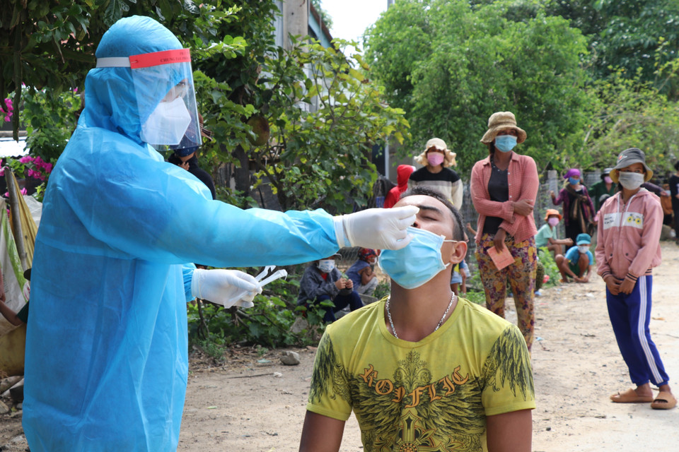 Lực lượng y tế tiếp tục lấy mẫu xét nghiệm lần 2 cho người dân buôn Ly, xã Ea Trol (Sông Hinh, Phú Yên). (Ảnh: Phạm Cường/TTXVN)