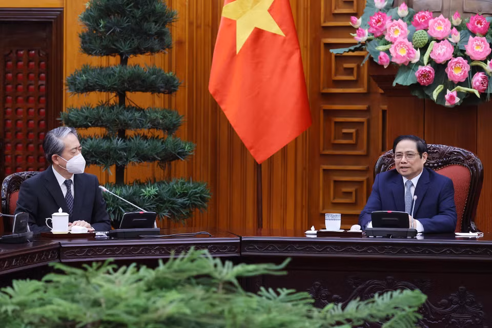 Thủ tướng Phạm Minh Chính tiếp Đại sứ Hùng Ba. (Ảnh: Dương Giang/TTXVN)