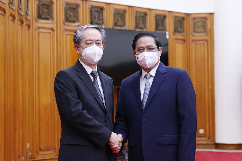 Thủ tướng Phạm Minh Chính với Đại sứ Hùng Ba tại buổi tiếp. (Ảnh: Dương Giang/TTXVN)