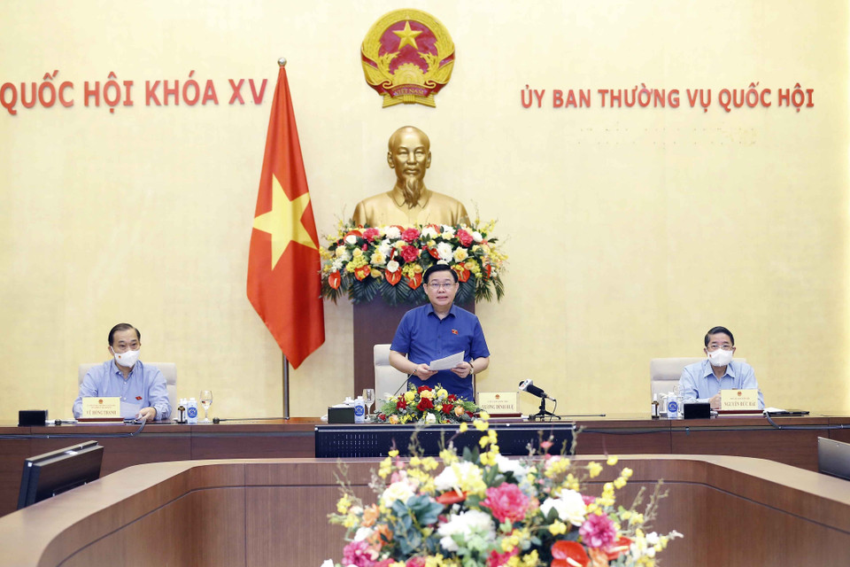 Sáng 15/10, tại Nhà Quốc hội, Chủ tịch Quốc hội Vương Đình Huệ chủ trì buổi làm việc giữa Ủy ban Kinh tế và Ủy ban Tài chính, Ngân sách của Quốc hội với các cơ quan của Chính phủ về chính sách hỗ trợ nền kinh tế vượt qua khó khăn. (Ảnh: Doãn Tấn/TTXVN)