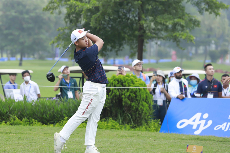 VĐV Nguyễn Anh Minh (Việt Nam) thi đấu ở hố golf số 1 tại vòng 1 cá nhân nam. (Ảnh: Hoàng Hùng/TTXVN)