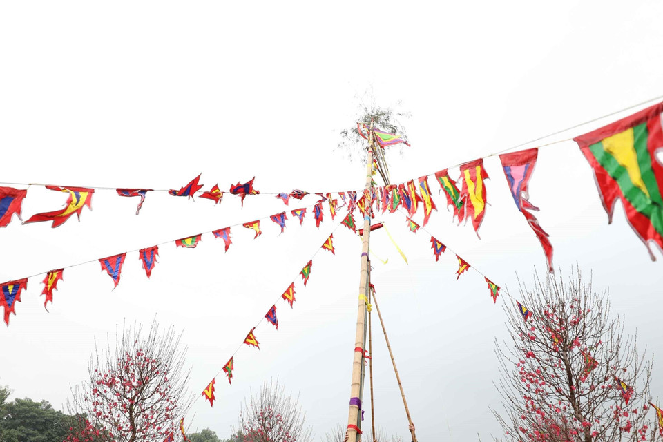 Dựng cây nêu ngày Tết. (Ảnh: Thanh Tùng/TTXVN)