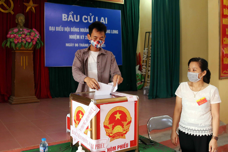 Cử tri bỏ phiếu bầu cử lại Đại biểu Hội đồng Nhân dân xã Hoàng Long nhiệm kỳ 2021-2026 tại tổ bầu cử số 04, thôn Đào Xá, xã Hoàng Long, huyện Phú Xuyên, Hà Nội. (Ảnh: Phạm Kiên/TTXVN)