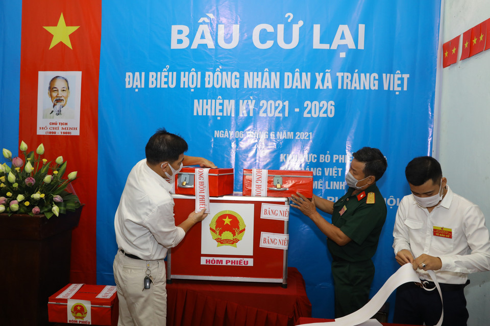 Công tác kiểm tra, niêm phong hòm phiếu tại Khu vực bỏ phiếu số 04, xã Tráng Việt, huyện Mê Linh, Thành phố Hà Nội. (Ảnh: Nguyễn Điệp/TTXVN)