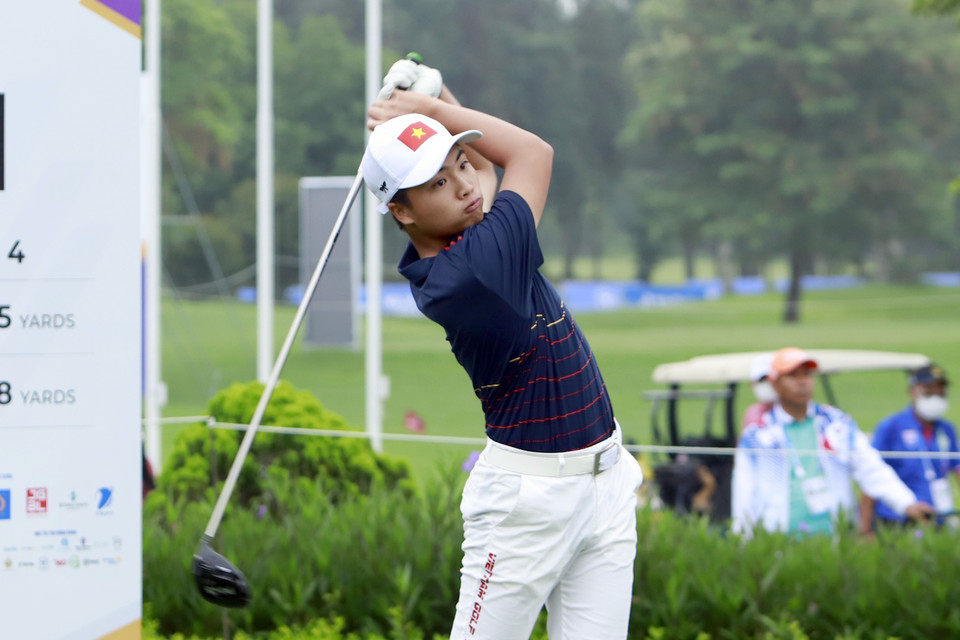 VĐV Nguyễn Quang Trí (Việt Nam) thi đấu ở hố golf số 1 vòng 1 cá nhân nam. (Ảnh: Hoàng Hùng/TTXVN)