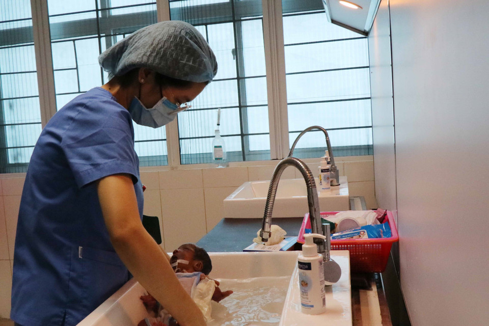 Mỗi năm, Bệnh viện Sản Nhi tỉnh Bắc Ninh tiếp nhận, điều trị cho hàng trăm trẻ sơ sinh nhẹ cân, non tháng, trong đó có rất nhiều bé có trọng lượng cơ thể khoảng 500 đến 600g. (Ảnh: Thái Hùng/TTXVN)