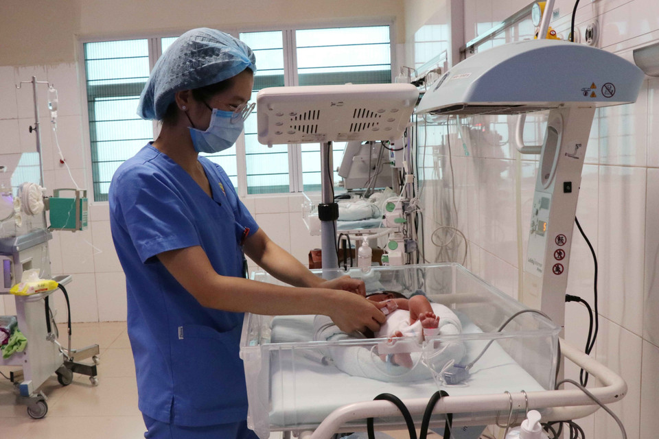 Để có thể nuôi dưỡng, điều trị thành công cho các bé, mỗi y, bác sỹ trong khoa sơ sinh tại bệnh viện đều gắng sức, mang tinh thần và trách nhiệm xứng danh 'người mẹ thứ hai' của các bé. (Ảnh: Thái Hùng/TTXVN)