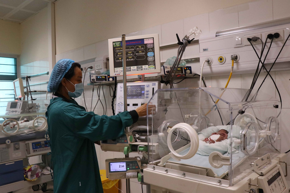 Chăm sóc và điều trị trẻ sơ sinh non yếu tại Khoa sơ sinh, Bệnh viện Sản Nhi tỉnh Bắc Ninh. (Ảnh: Thái Hùng/TTXVN)