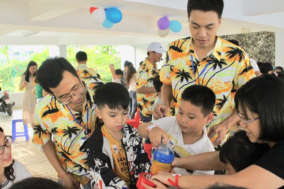 Các bạn học sinh tiểu học với hoạt động trải nghiệm khoa học phóng tên lửa nước do Đài thiên văn Nha Trang tổ chức. (Ảnh: Phan Sáu/TTXVN)