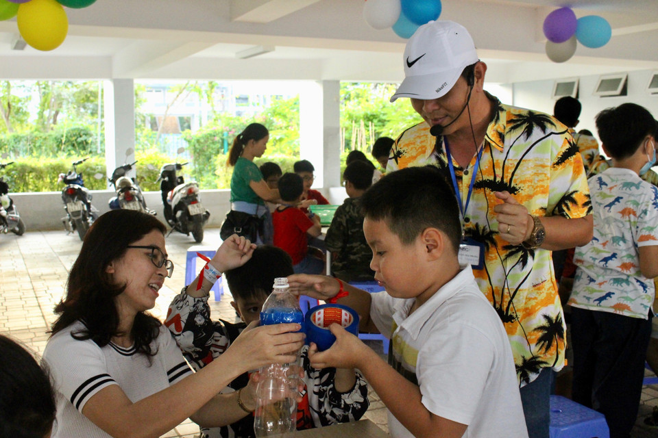 Các bạn học sinh tiểu học trên địa bàn thành phố Nha Trang với hoạt động trải nghiệm khoa học phóng tên lửa nước do Đài thiên văn Nha Trang tổ chức. (Ảnh: Phan Sáu/TTXVN)