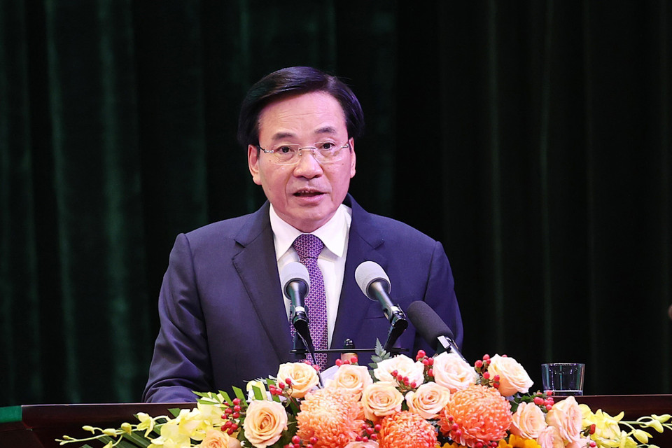 Bộ trưởng, Chủ nhiệm Văn phòng Chính phủ Trần Văn Sơn công bố Nghị quyết số 96 ngày 01/8/2022 của Chính phủ về Chương trình hành động thực hiện Nghị quyết số 11 của Bộ Chính trị và các tiềm năng, cơ hội phát triển. Ảnh: Dương Giang-TTXVN