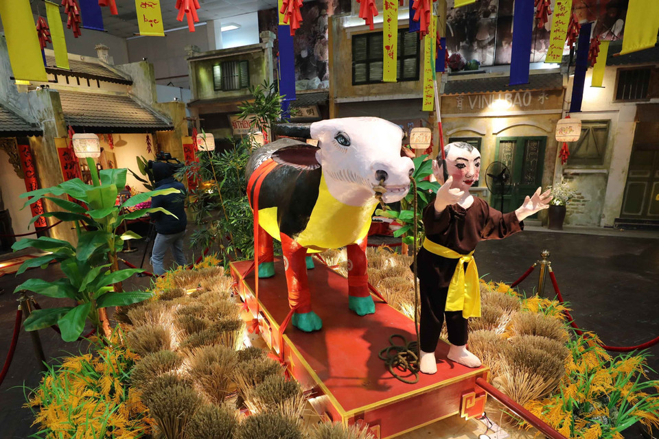 Không gian trưng bày với chủ đề Tân Sửu nghênh Xuân. (Ảnh: Thanh Tùng/TTXVN)