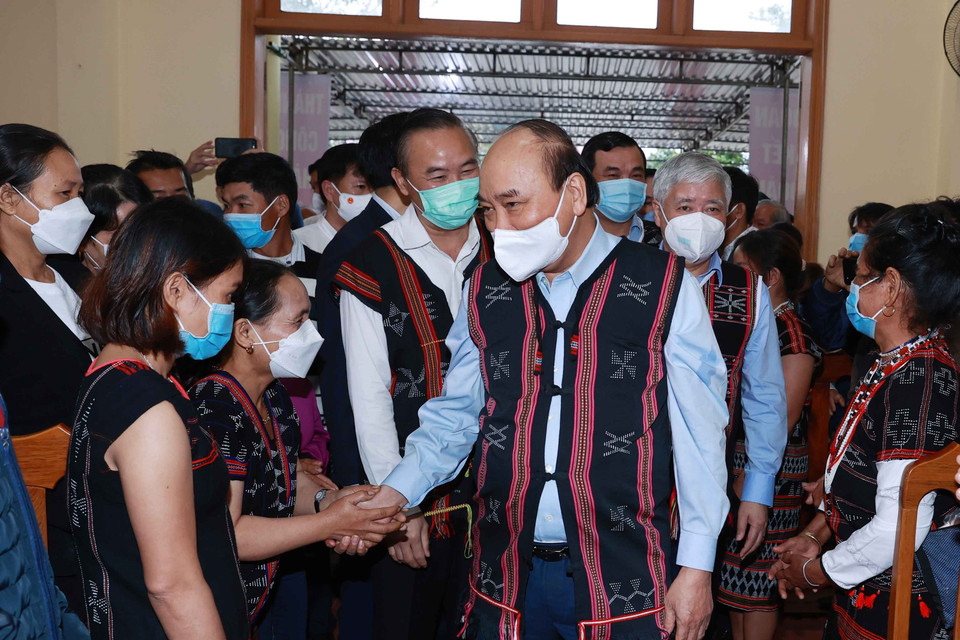 Chủ tịch nước Nguyễn Xuân Phúc với đồng bào các dân tộc tỉnh Quảng Nam. (Ảnh: Thống Nhất/TTXVN)