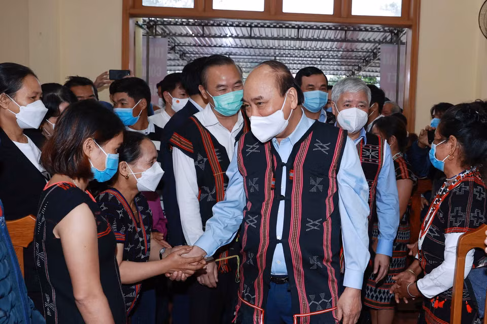 Chủ tịch nước Nguyễn Xuân Phúc với đồng bào các dân tộc tỉnh Quảng Nam. (Ảnh: Thống Nhất/TTXVN)