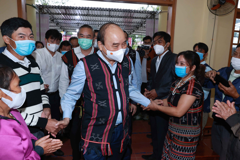 Chủ tịch nước Nguyễn Xuân Phúc với đồng bào các dân tộc tỉnh Quảng Nam. (Ảnh: Thống Nhất/TTXVN)