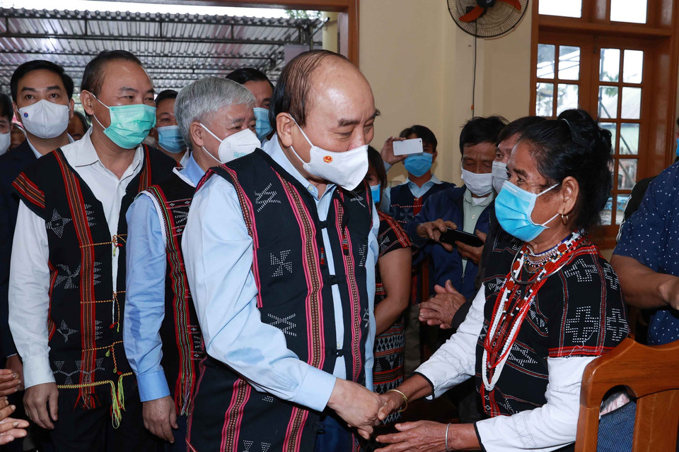 Sáng 15/11, Chủ tịch nước Nguyễn Xuân Phúc dự Ngày hội Đại đoàn kết toàn dân tộc năm 2021 tại xã Ba, huyện Đông Giang, tỉnh Quảng Nam. (Ảnh: Thống Nhất/TTXVN)