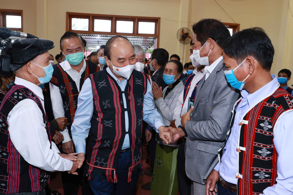 Hình ảnh Chủ tịch nước Nguyễn Xuân Phúc với đồng bào các dân tộc tỉnh Quảng Nam. (Ảnh: Thống Nhất/TTXVN)