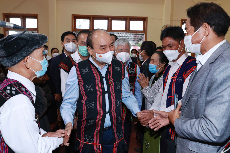 Chủ tịch nước Nguyễn Xuân Phúc với đồng bào các dân tộc tỉnh Quảng Nam. (Ảnh: Thống Nhất/TTXVN)