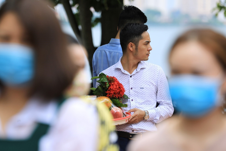 Trong tình hình dịch bệnh đang diễn ra phức tạp thì việc không đeo khẩu trang là hết sức nguy hiểm, nhất là ở những nơi đông người. (Ảnh: Thành Đạt/TTXVN)