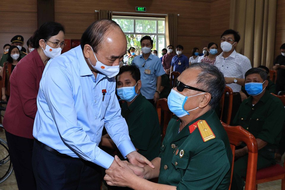 Kỷ niệm 74 năm Ngày Thương binh-Liệt sỹ (27/7/1947-27/7/2021), chiều 23/7, tại xã Liêm Cần huyện Thanh Liêm, tỉnh Hà Nam, Chủ tịch nước Nguyễn Xuân Phúc đến thăm hỏi và tặng quà cho thương bệnh binh tại Trung tâm nuôi dưỡng bệnh binh nặng và Điều dưỡng Người có công tỉnh Hà Nam. (Ảnh: Thống Nhất/TTXVN)