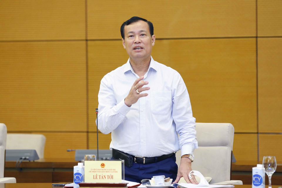 Thiếu tướng Lê Tấn Tới, Chủ nhiệm Ủy ban Quốc phòng An ninh của Quốc hội phát biểu ý kiến. (Ảnh: Doãn Tấn/TTXVN)