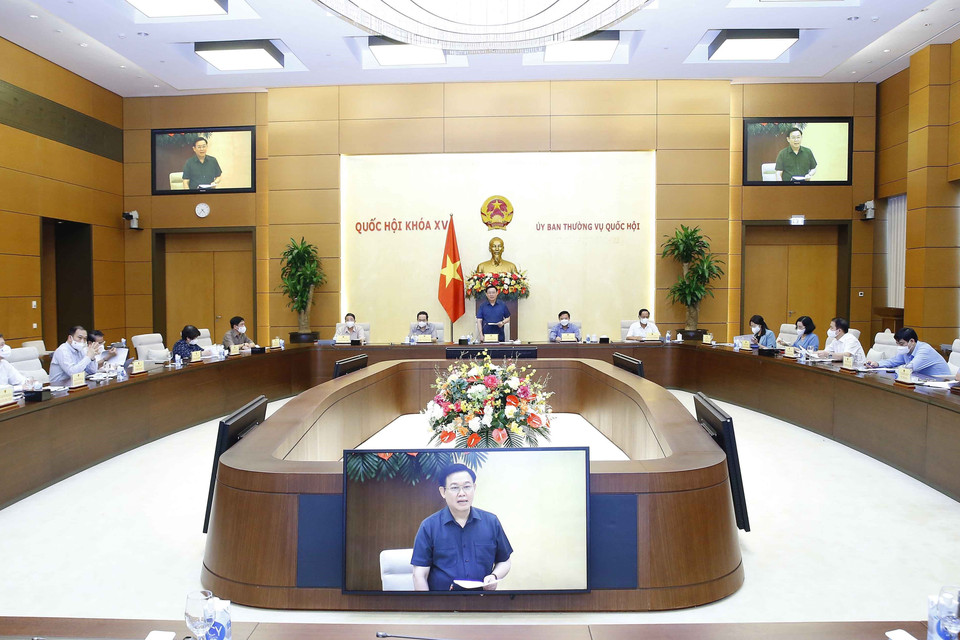 Chiều 6/8, tại Nhà Quốc hội, Chủ tịch Quốc hội Vương Đình Huệ chủ trì cuộc họp của Ủy ban Thường vụ Quốc hội tham gia ý kiến về dự thảo Nghị quyết của Chính phủ về công tác phòng, chống dịch COVID-19. (Ảnh: Doãn Tấn/TTXVN)
