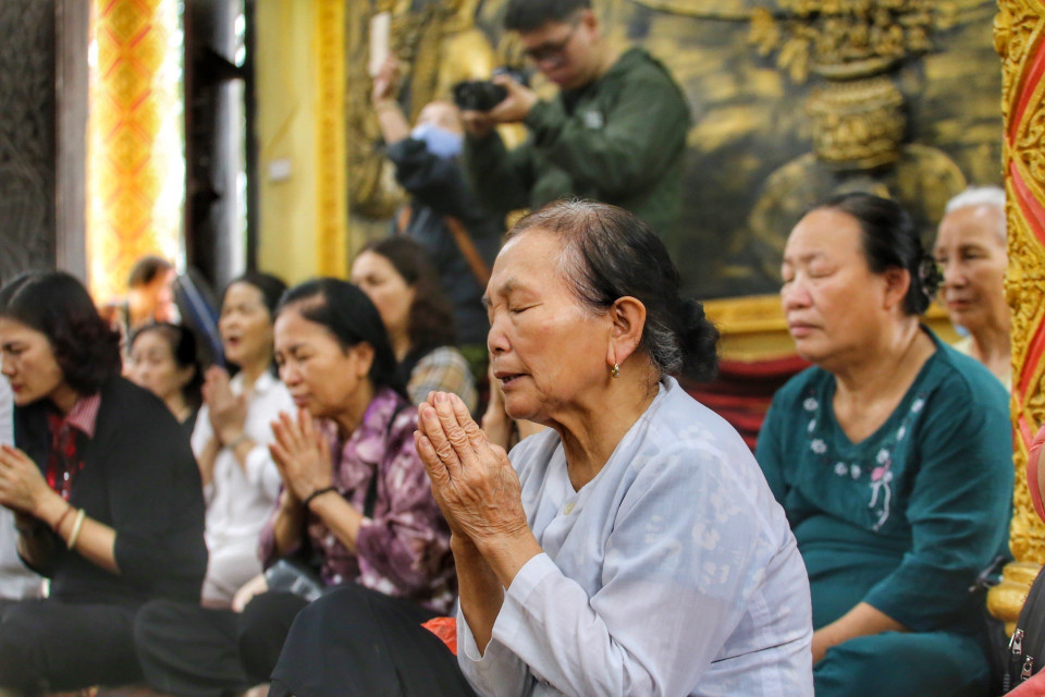 Lễ Tam Bảo, tụng kinh cầu an năm mới thực hiện trong chánh điện. (Ảnh: Tuấn Đức/TTXVN)