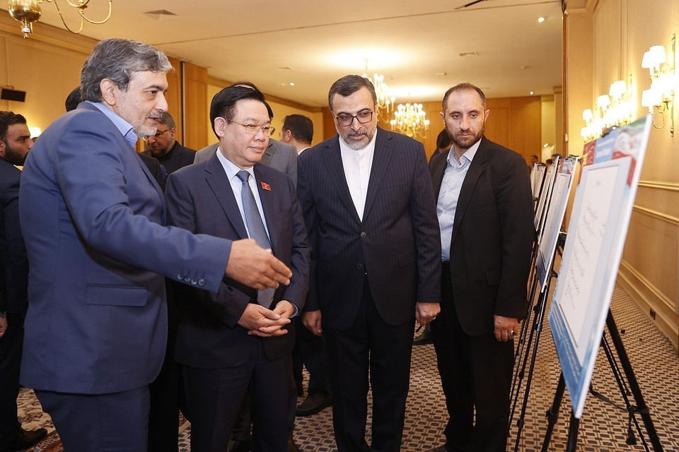 Triển lãm về quan hệ song phương Việt Nam-Iran có nhiều bức ảnh quý về quan hệ hai nước được khai thác từ kho tư liệu ảnh của Thông tấn xã Việt Nam. (Ảnh: Doãn Tấn/TTXVN)