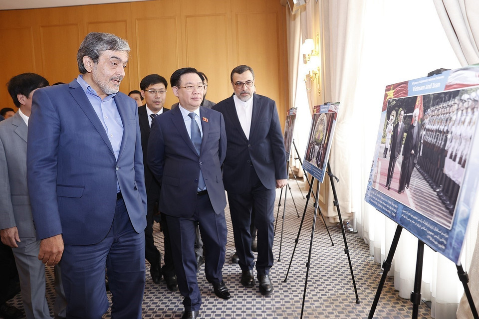 Chủ tịch Quốc hội tham quan triển lãm về quan hệ song phương Việt Nam-Iran. (Ảnh: Doãn Tấn/TTXVN)