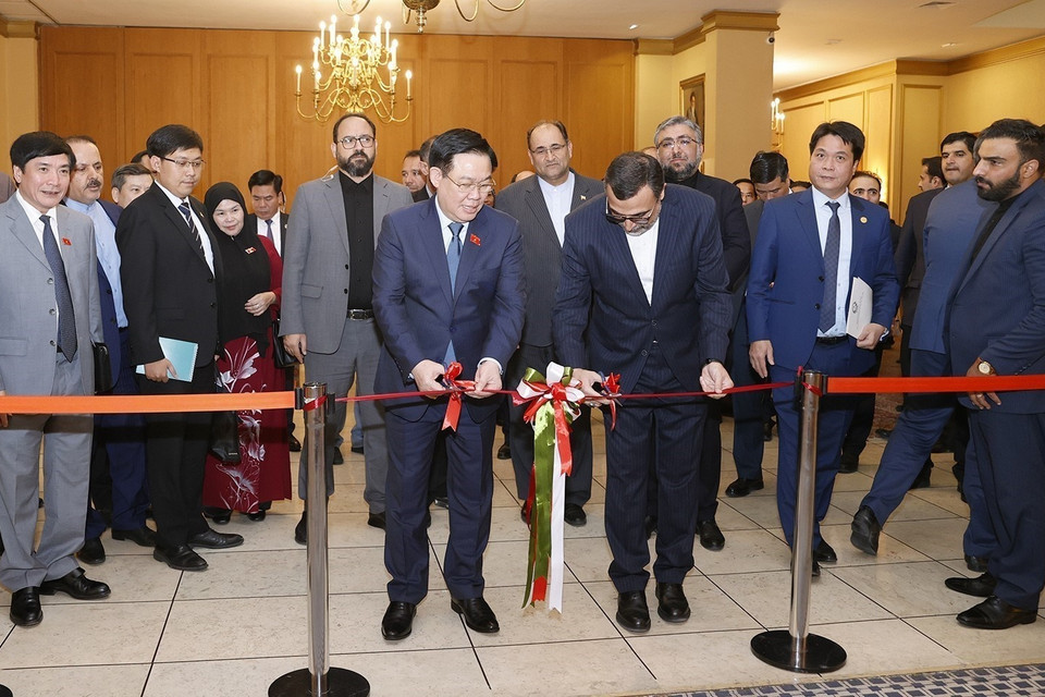 Tiếp tục chương trình thăm chính thức Cộng hòa Hồi giáo Iran, chiều 9/8/2023 (theo giờ địa phương), tại thủ đô Tehran, Chủ tịch Quốc hội Vương Đình Huệ tham quan Triển lãm Sách, Báo, Ảnh về Quan hệ song phương Việt Nam-Iran. (Ảnh: Doãn Tấn/TTXVN)