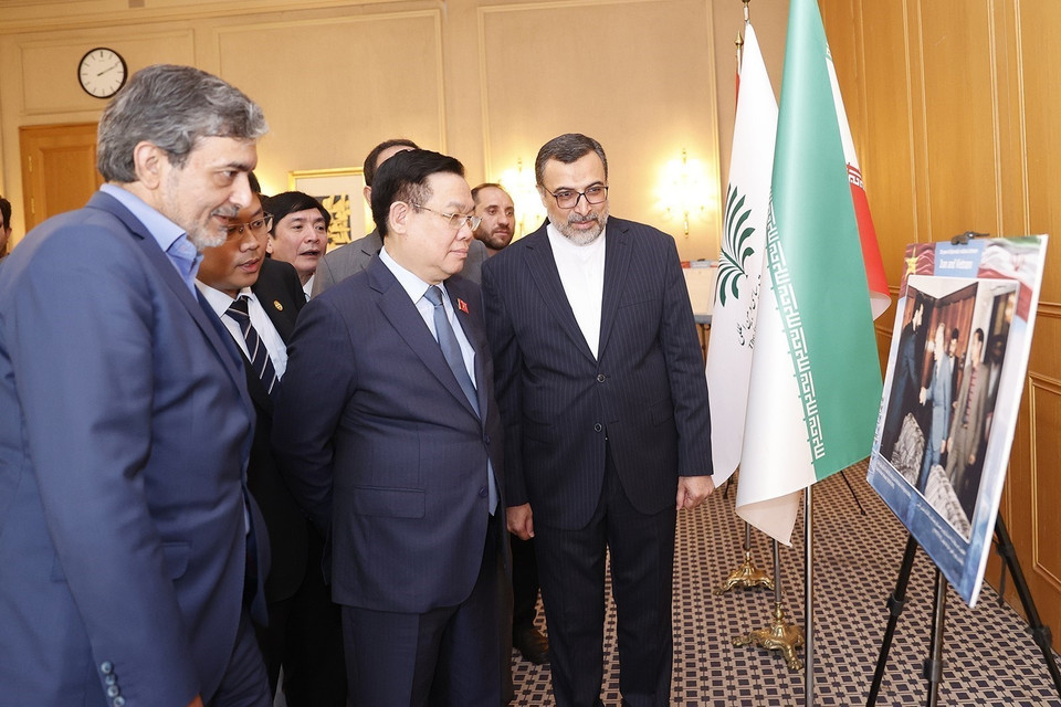 Chủ tịch Quốc hội tham quan triển lãm về quan hệ song phương Việt Nam-Iran, trong đó có nhiều bức ảnh quý về quan hệ hai nước được khai thác từ kho tư liệu ảnh của Thông tấn xã Việt Nam. (Ảnh: Doãn Tấn/TTXVN)