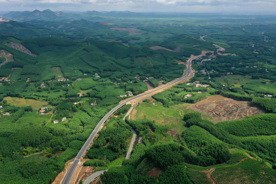 Đường cao tốc La Sơn-Túy Loan (thuộc dự án đường Hồ Chí Minh) nối tỉnh Thừa Thiên-Huế với Thành phố Đà Nẵng, chạy vắt qua những cánh rừng thuộc địa bàn tỉnh Thừa Thiên-Huế. (Ảnh: Hồ Cầu/TTXVN)