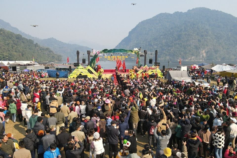 Lễ hội thu hút đông đảo người dân địa phương và du khách thập phương tham dự. (Ảnh: Vũ Hoàng Giang/TTXVN)