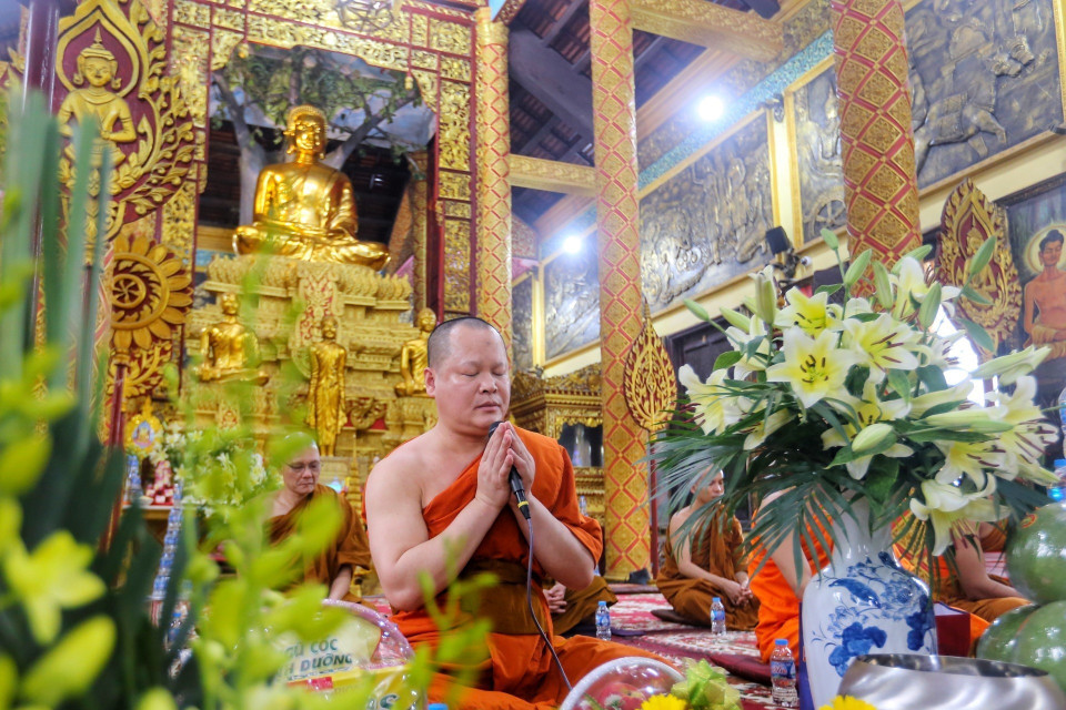 Các Chư tăng tụng kinh cầu an năm mới được thực hiện trong chánh điện. (Ảnh: Tuấn Đức/TTXVN)