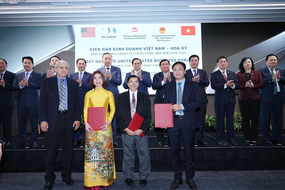 Thủ tướng Phạm Minh Chính chứng kiến Lễ trao văn kiện hợp tác giữa doanh nghiệp hai nước. (Ảnh: Dương Giang/TTXVN)