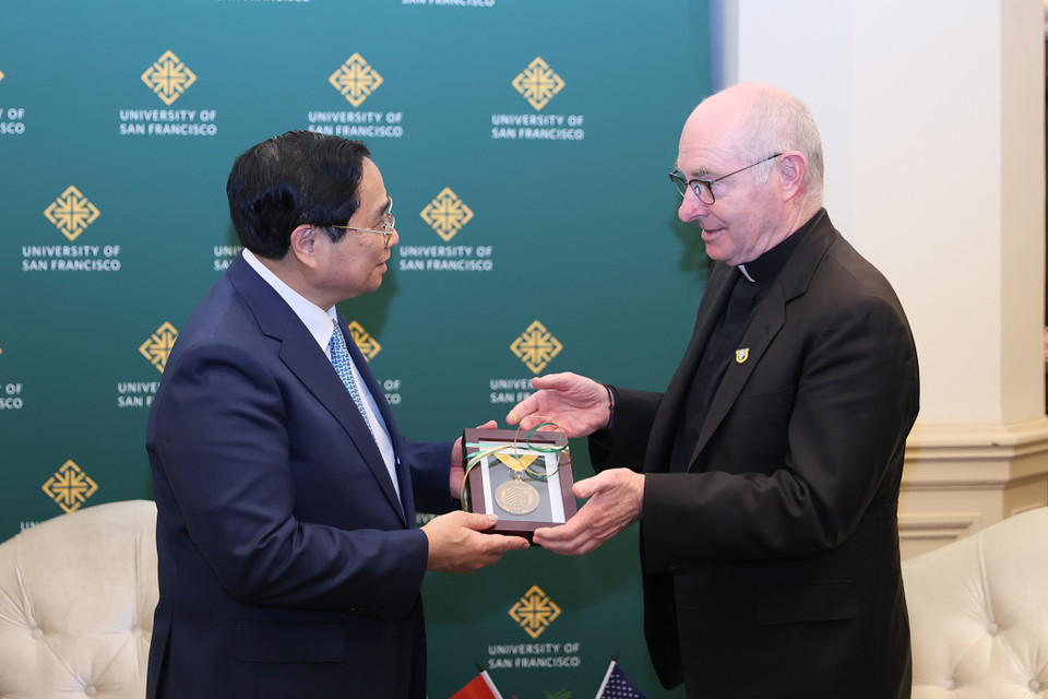 Hiệu trưởng Đại học San Francisco Paul J. Fitzgerald, S.J. tặng quà lưu niệm cho Thủ tướng Phạm Minh Chính. (Ảnh: Dương Giang/TTXVN)