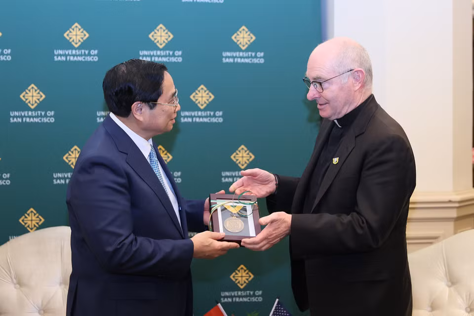 Hiệu trưởng Đại học San Francisco Paul J. Fitzgerald, S.J. tặng quà lưu niệm cho Thủ tướng Phạm Minh Chính. (Ảnh: Dương Giang/TTXVN)