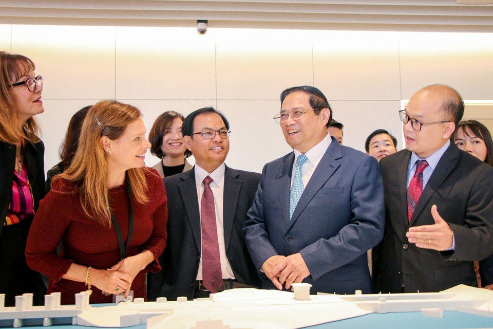 Thủ tướng Phạm Minh Chính tham quan trưng bày sản phẩm công nghệ, đổi mới sáng tạo. (Ảnh: Dương Giang/TTXVN)