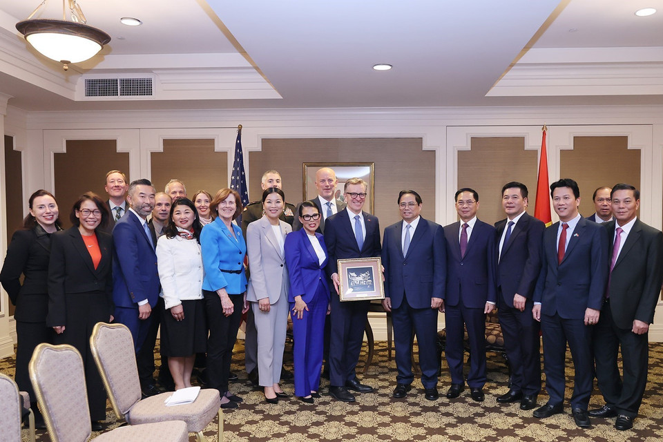 Thủ tướng Phạm Minh Chính với Đoàn các chính trị gia và doanh nghiệp bang Oregon. (Ảnh: Dương Giang/TTXVN)