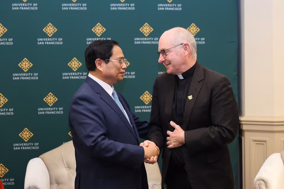 Thủ tướng Phạm Minh Chính và Hiệu trưởng Đại học San Francisco Paul J. Fitzgerald, S.J. (Ảnh: Dương Giang/TTXVN)